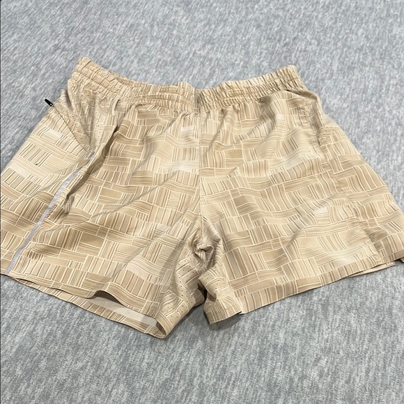 NWT men’s Beige Patterned Shorts size S - Picture 1 of 4